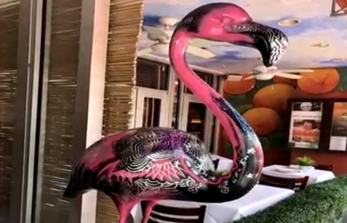 Devuelven a “Flora”, la famosa escultura de flamenco que fue robada a celebré chef del sur de Florida