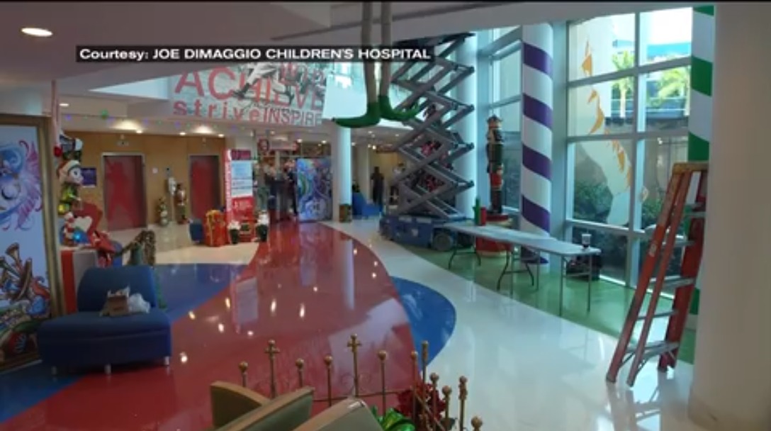 Voluntarios decoran de navidad un hospital infantil de Hollywood, Florida