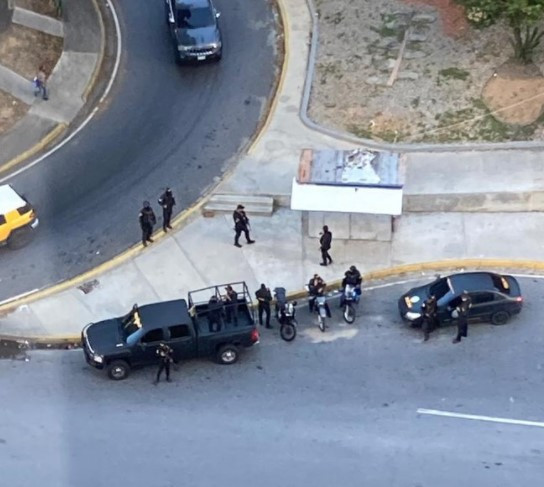 Funcionarios de Maduro rodean zona donde reside presidente Guaidó