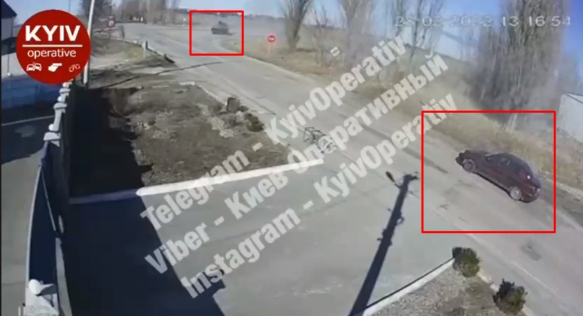 Impresionante momento cuando un tanque ruso dispara sin piedad contra un vehículo civil en Ucrania (+Video)