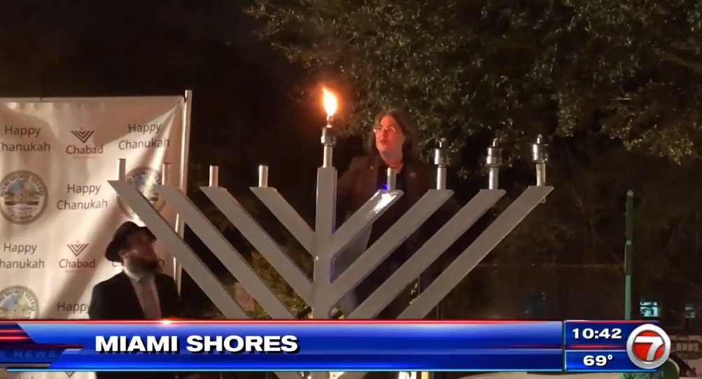 La alcaldesa de Miami-Dade participó en la iluminación menorá en la tercera noche de Hanukkah