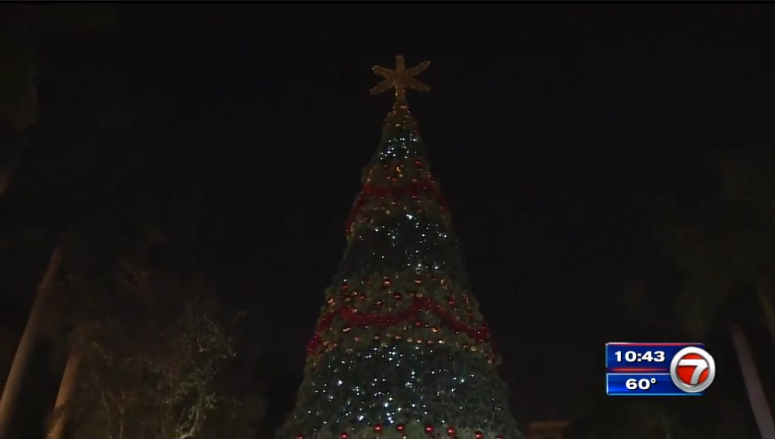 Coral Gables dio inicio a la navidad con el encendido de su emblemático árbol