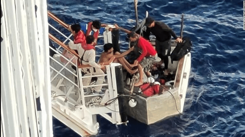 ¡Se salvaron de milagro! Un crucero rescató a un grupo de migrantes cubanos del mar
