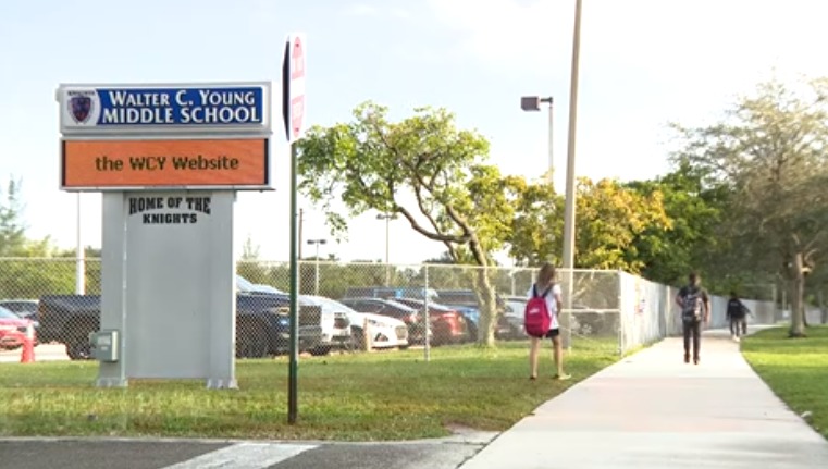 ¡Otro más! Arrestan a estudiante de 12 años en Broward luego de encontrarle cuchillos en su mochila