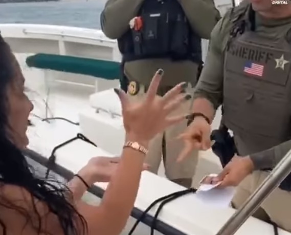 EE.UU: Un grupo de chicas en bikini evitan ser arrestadas jugando “piedra, papel o tijera” (+VIDEO)
