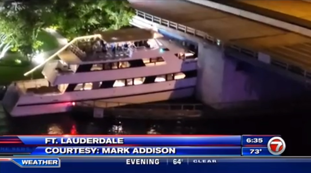 Un yate se estrelló contra un puente en Fort Lauderdale