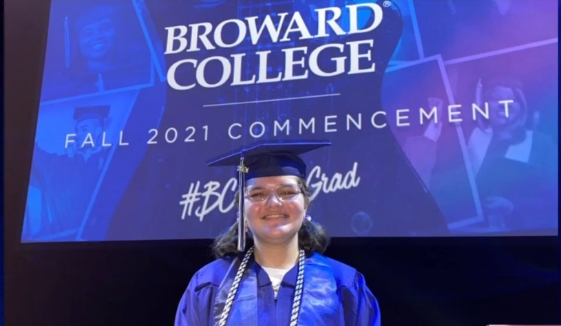 Una niña de 12 años del sur de Florida se graduó en Broward College