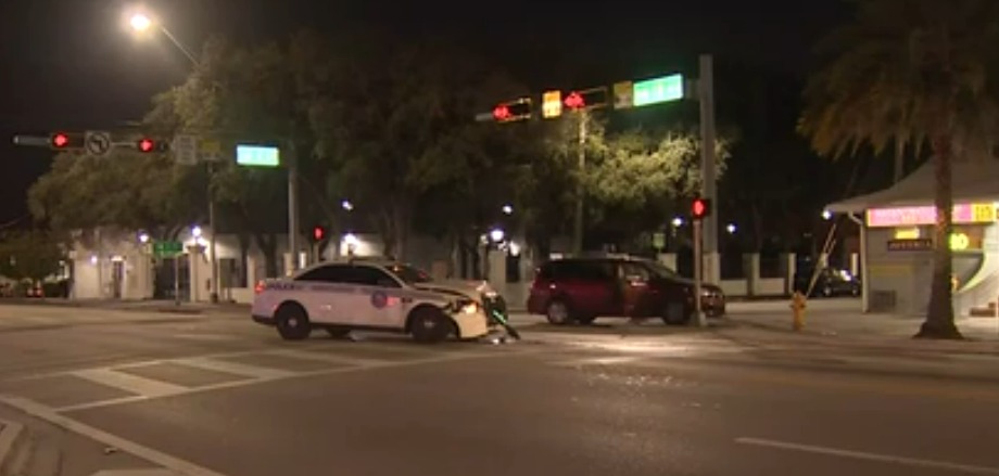 Un oficial de la policía de Miami se encuentra en cuidados médicos luego de sufrir un accidente saliento de un restaurante