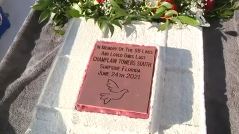 Realizaron monumento subacuático en honor a las víctimas del trágico colapso de un condominio en Surfside