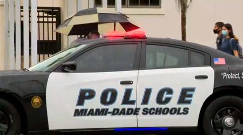 Autoridades arrestan a dos estudiantes por amenazas de tiroteos en escuelas de Miami-Dade