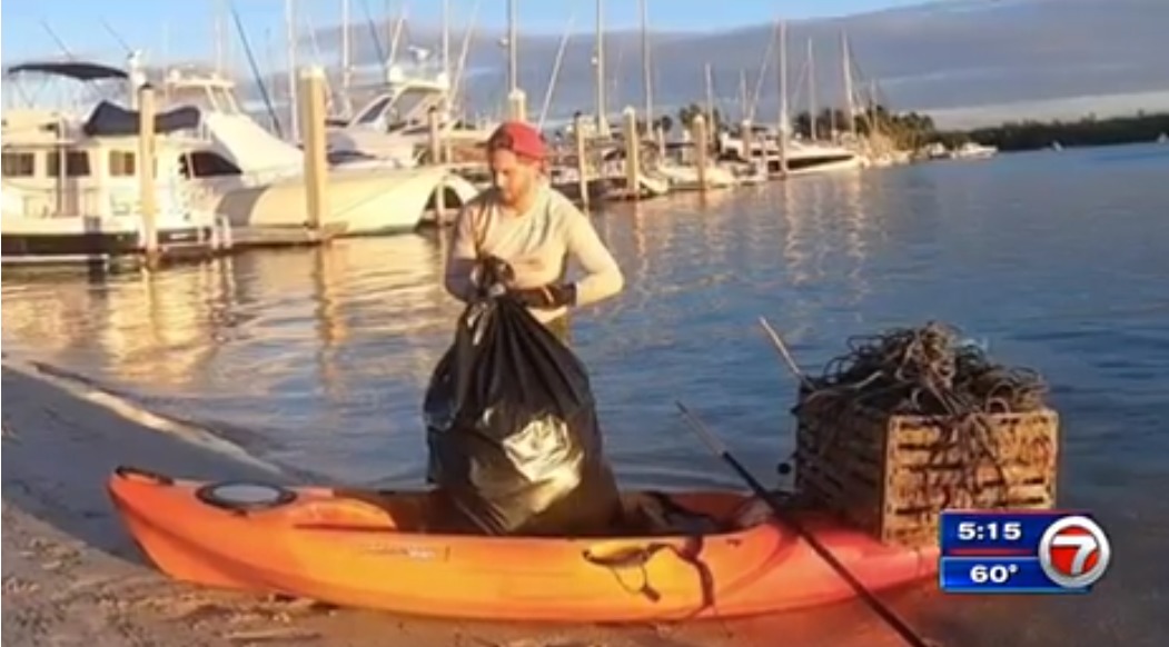 Le robaron su kayak mientras recogía basura para ayudar al medio ambiente