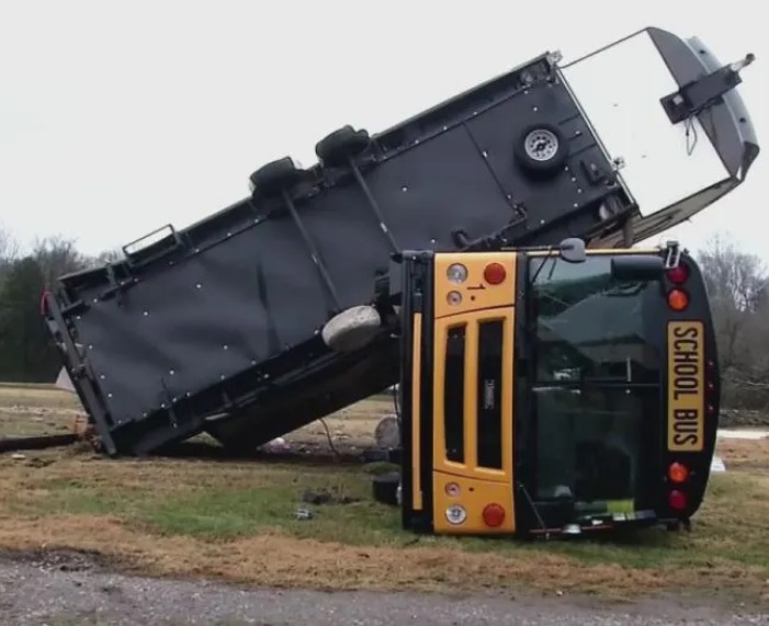 Conductor de autobús escolar sale ileso luego de que fuertes vientos voltearan el vehículo en Tennessee