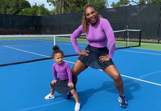 ¡Adorable! Serena Williams y su hija Olympia juegan a tenis con el mismo look púrpura