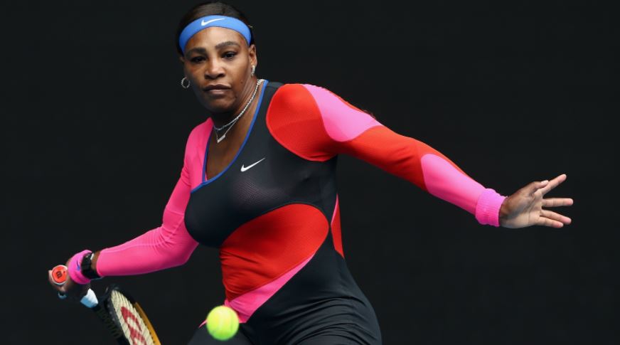 Serena Williams arrolló en su estreno en el Abierto de Australia