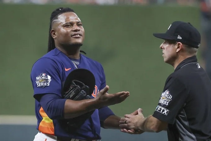 Gesto de lanzador Framber Valdez encendió la polémica en la Serie Mundial