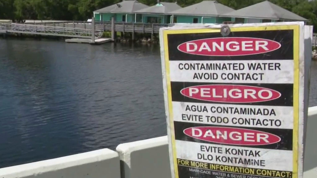 El aviso de no nadar sigue vigente para la porción del Canal Collins en Miami Beach