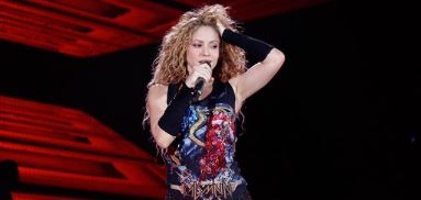 Shakira llegó presumiendo vestido “nude” a Miami