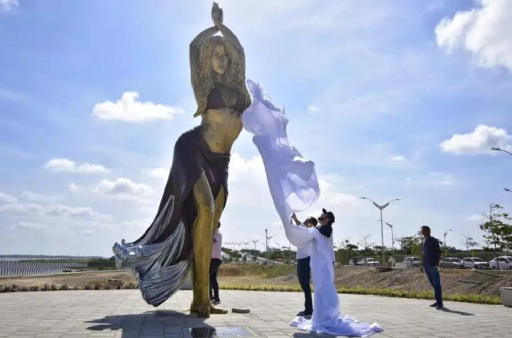 Error en estatua de Shakira en Barranquilla causa ola de críticas en las redes