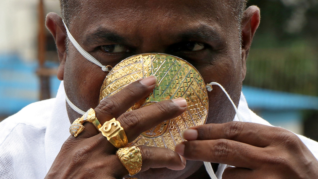 Hombre usa mascarilla de 2.5 kilos de oro para protegerse del coronavirus (+Fotos)