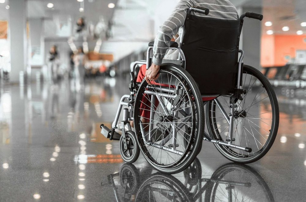 Empleados de American Airlines lanzan silla de ruedas a la pista del MIA