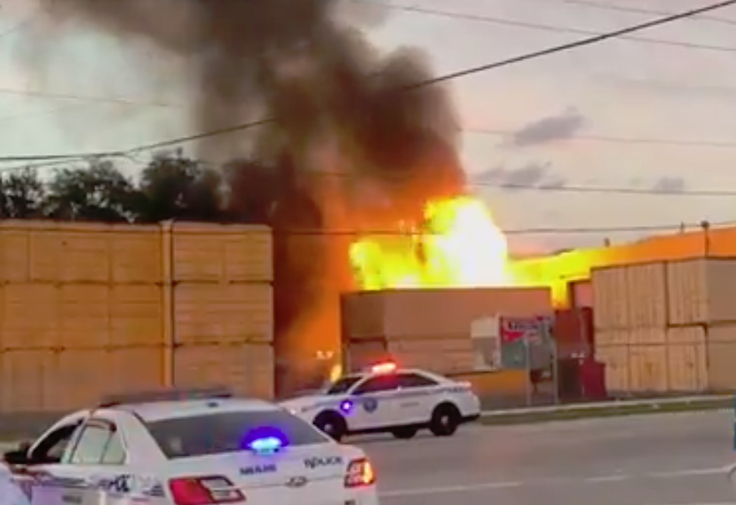 Desconocen causa de dos contenedores incendiados en Miami