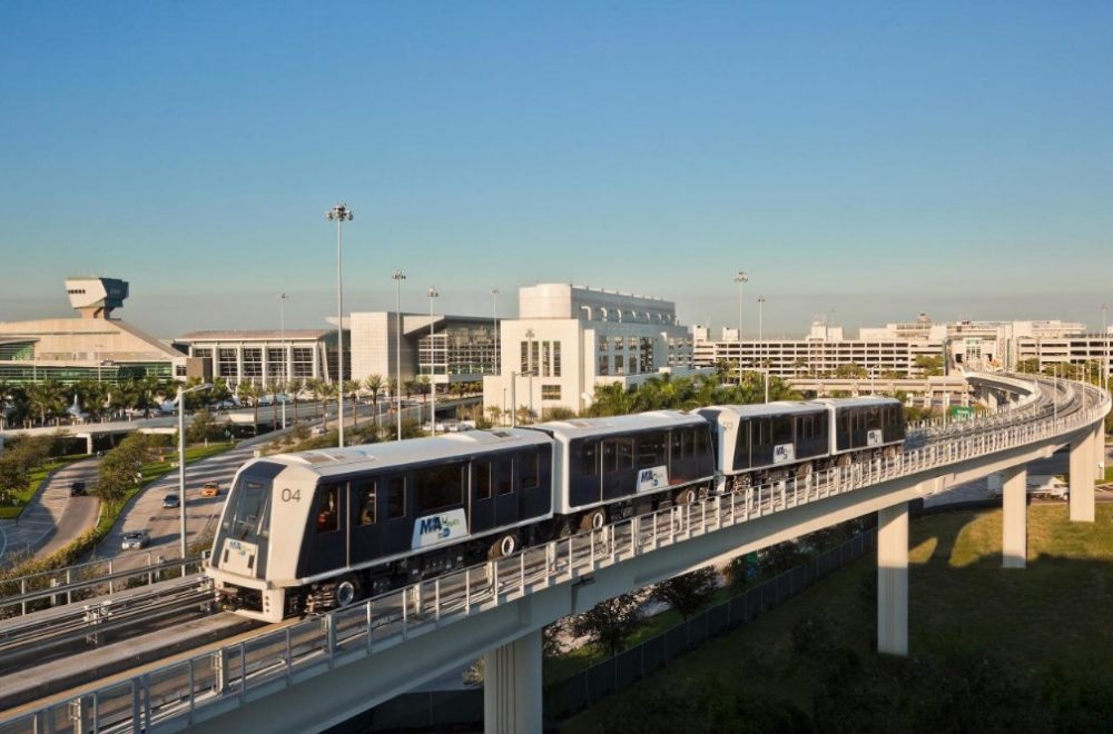 Qué es el Skytrain, el servicio de traslado que opera en el aeropuerto de Miami