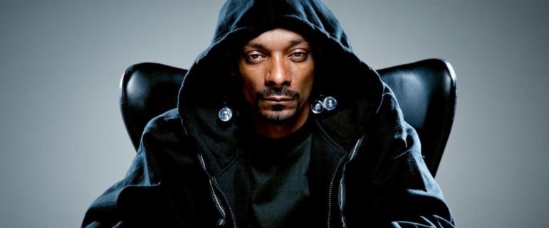 Rapero Snoop Dogg tiene un empleado solo para que le arme los cigarrillos
