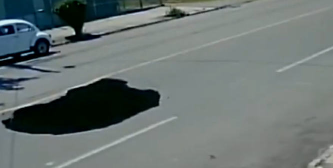 ¡Inesperado! Un vehículo cae en un socavón que un camión abre tras su paso por una vía de Brasil (Video)
