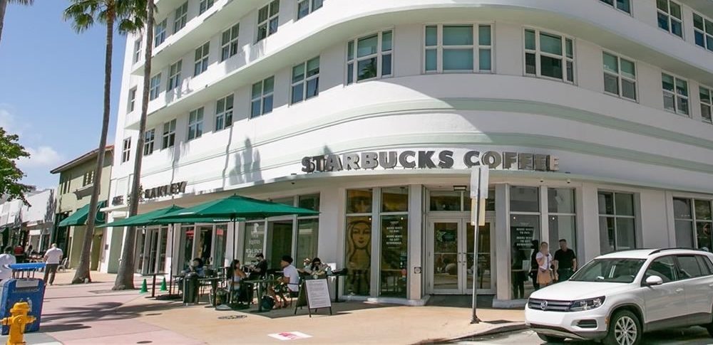 Embriagó y abusó de una adolescente en baño de Starbucks en Miami Beach
