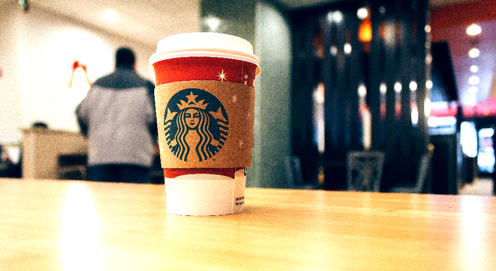 ¡Más café, menos gastos! Starbucks dice adiós a uno de sus cobros extras