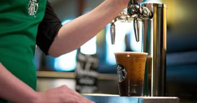 Clientes le piden a  Starbucks que retire este sobrecargo