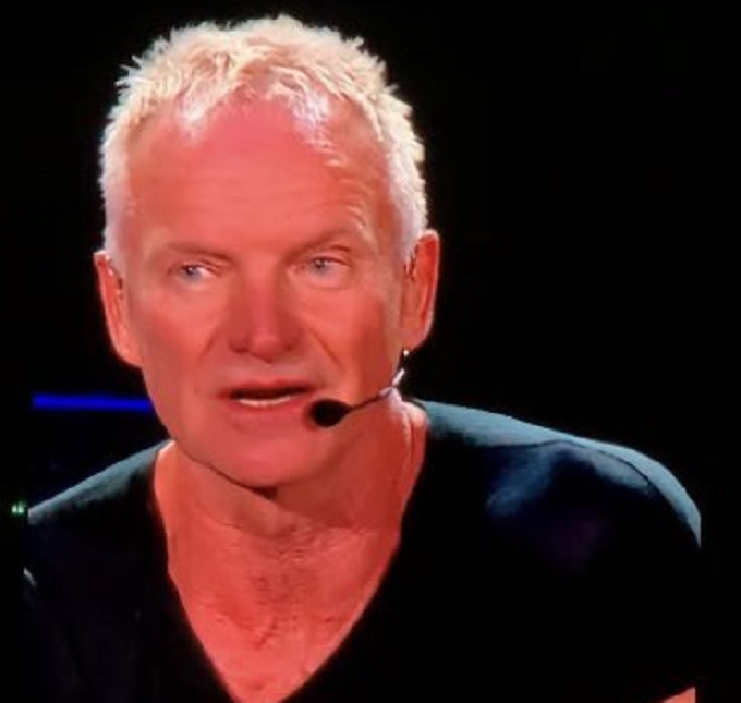 Sting generó controversia tras presentación en Varsovia