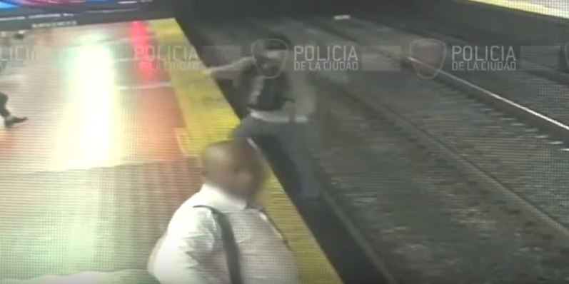 ¡Distraído! Hombre cayó a las vías del metro por caminar mirando el celular en Argentina (Video)