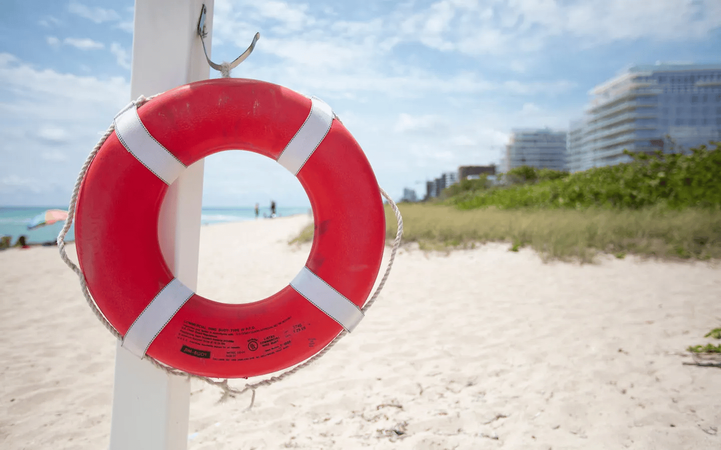 Cuestionan impacto de sillas de playa y comida en playas de Surfside