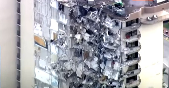 Autoridades analizan seguridad adyacente al edificio colapsado en Surfside