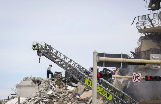 Madre con la pelvis fracturada rescató a su hija de entre los escombros del edificio en Surfside