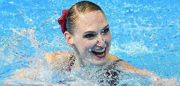 ¡Sin excusas! Nadadora rusa deslumbra con su rutina olímpica en la bañera de su casa (Video)