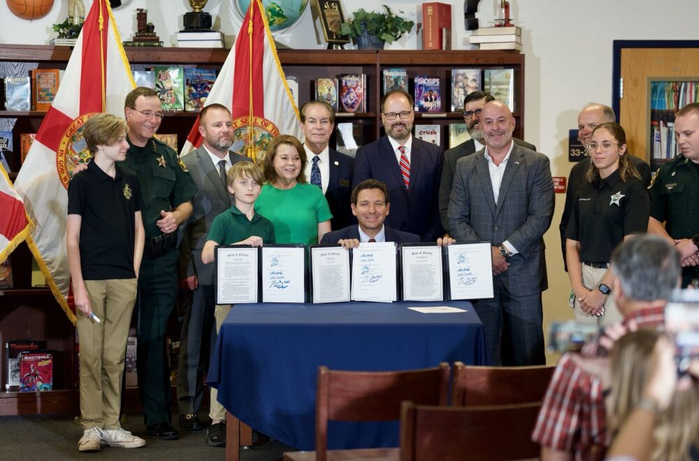 DeSantis firma ley anti-swatting: llamadas falsas al 911 serán delito grave en Florida