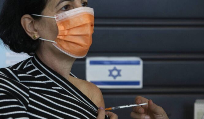 Israel aprobó tercera aplicación de la vacuna Pfizer a “los adultos de riesgo”