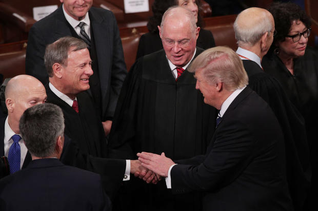 Presidente de la Corte Suprema podría emitir fallos clave en el juicio político a Trump