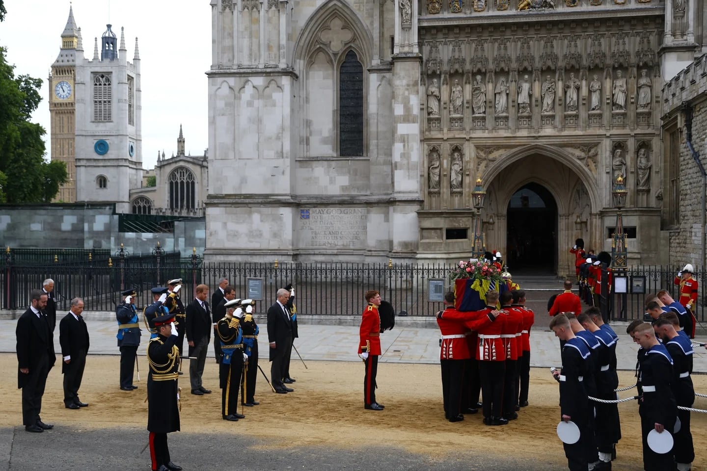 Féretro de Isabel II deja Westminster para dar paso al funeral de Estado
