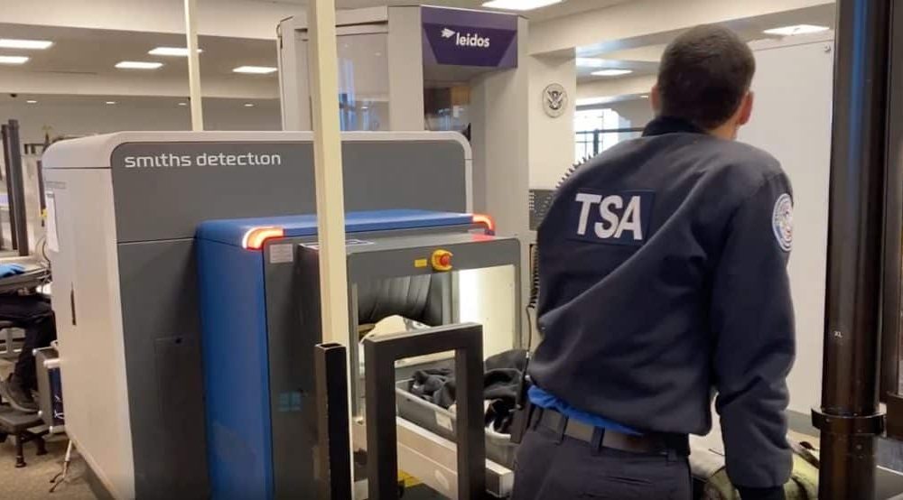 Agentes de la TSA capturados en video robando a pasajeros del Aeropuerto de Miami
