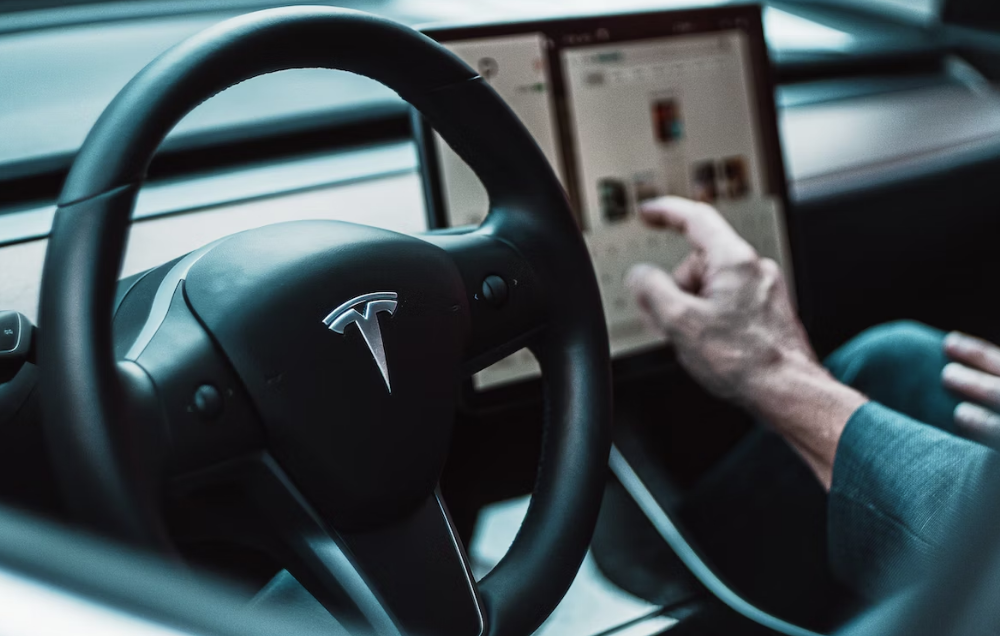 Tesla manipuló tableros para exagerar la distancia que recorren sus autos