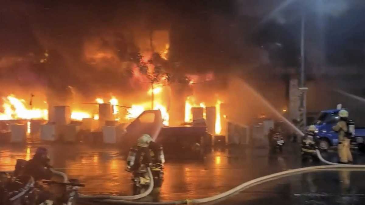 Incendio en edificio de Taiwán dejo al menos 46 muertos y decenas de heridos
