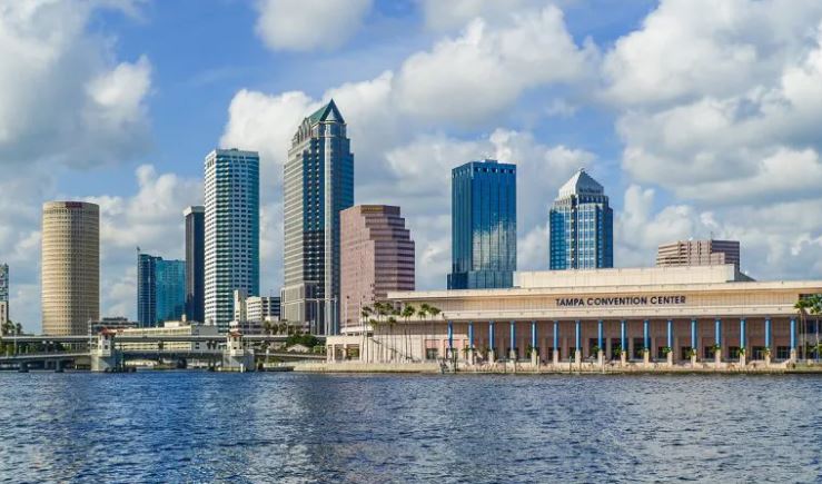 ¡Polémica! Tampa suspende concierto por controversia sobre mascarillas