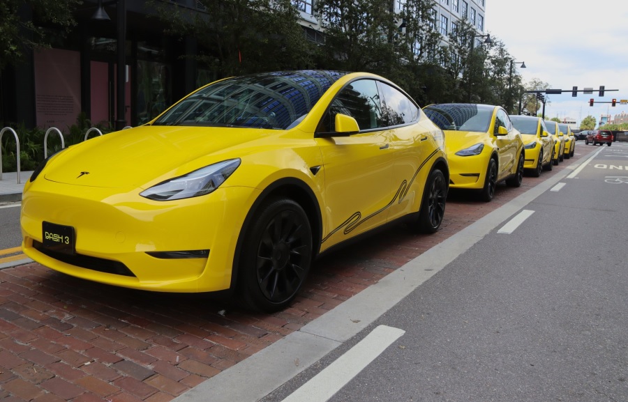 Teslas eléctricos son los nuevos Ubers en Tampa ¿Cómo funciona este transporte?