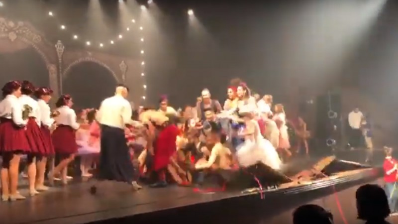 Bailarines saltaron tan fuerte que derrumbaron el escenario en Brasil (Video)