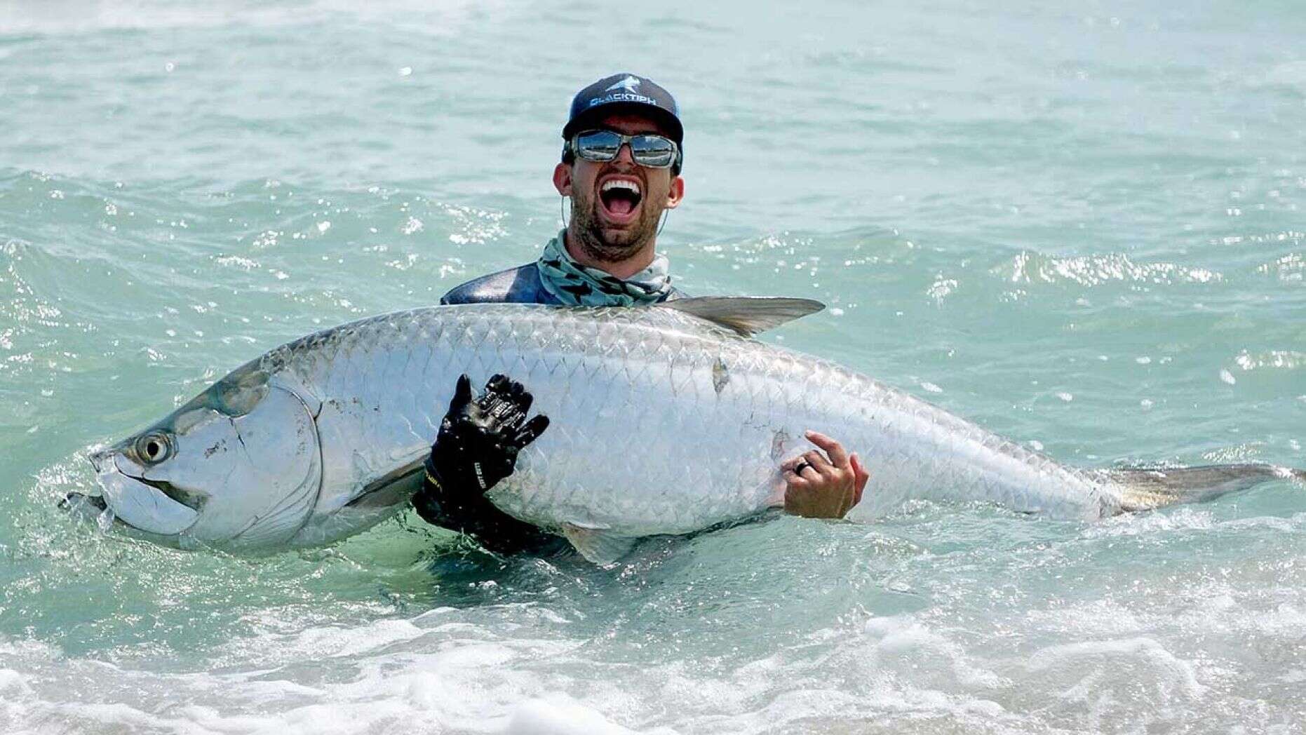 Pescador de Florida atrapó un sábalo de 120 lbrs con ayuda de un dron…¡Desde la costa!