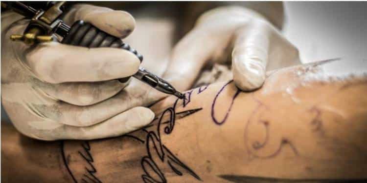 Investigación sugiere la presencia de pigmentos cancerígenos en tintes para tatuajes