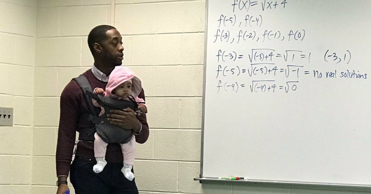 Profesor carga a una bebé durante su clase para ayudar a estudiante en Atlanta